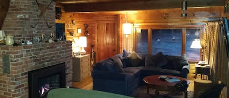 Cut cedar log walls, gas fire, ten foot peaked ceiling, Pan-a-bode stable door