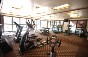 FREE Copper Chase gym/fitness center with men's & women's locker rooms