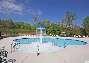 Heated Pool, Fountain Splash pad, additional Saltwater Pool and Jacuzzi too!