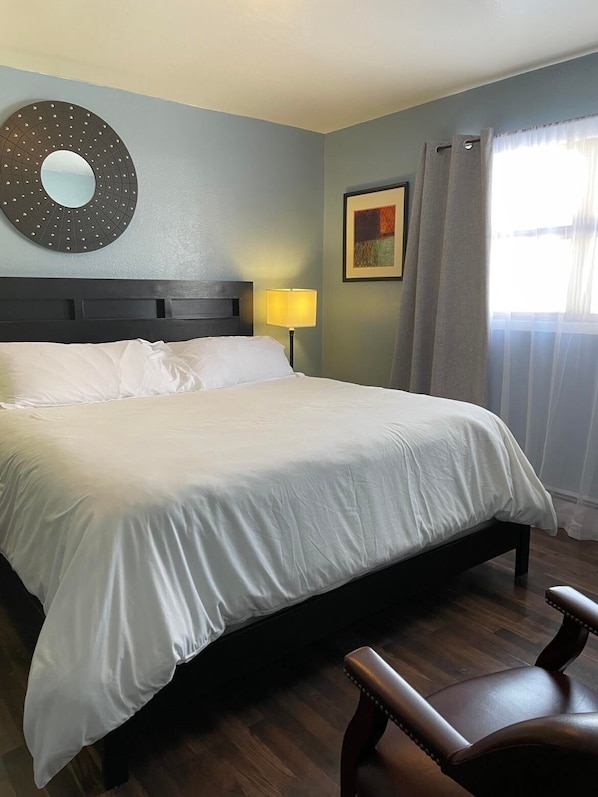 Primary Bedroom/King Bed