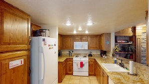 Full Kitchen w/ Full Size Refrigerator, Stove Top, Dishwasher, Oven & Microwave
