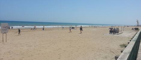 playa que se encuentra mas cercana al apartamento