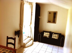 Welcoming and cosy lounge with dining table, TV with French/UK channels, DVD,WIF