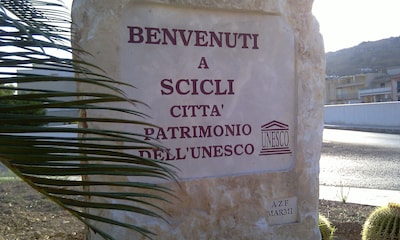 two rooms in the old town of Scicli. To 7km of the sea.