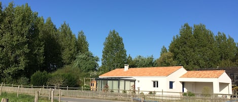 Maison 100m², 2 Chambres, grande véranda, grand jardin, Chalet en bois 