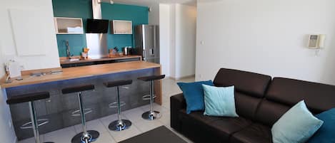 coin salon et partie repas et son plan bar