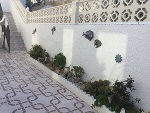 Large lower terrace, solar lights.