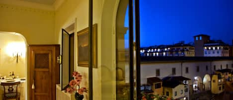 PONTE VECCHIO VIEW 
Living Room With A View