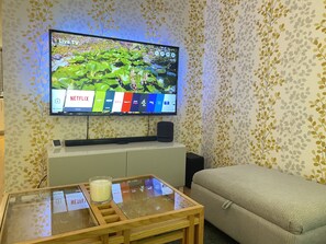 55 INCH SMART TV WITH NETFLIX