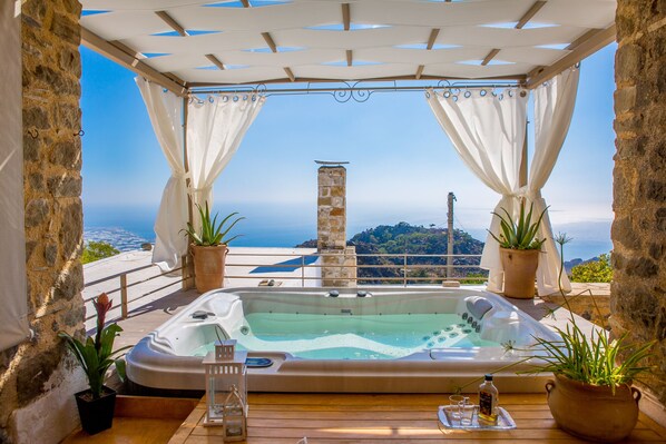 OPEN AIR JACUZZI IN THE COURTYARD