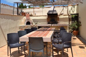Enjoy a BBQ or have a go at cooking in the pizza oven. Table sits 12