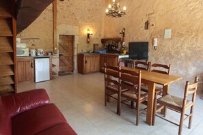 salon/kitchen