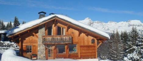 vue d'ensemble chalet. Les Aravis en toile de fond