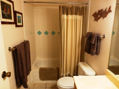 Reviews Say CLEAN, LIKE HOME! Beach Gear! Free WiFi/Parking! Great Beach Nearby!