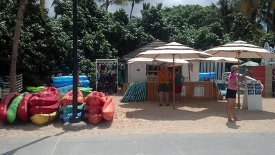 Waikiki Beach -Best Deal Ever - Best Location Few Steps from Ocean - 70'TV-King 