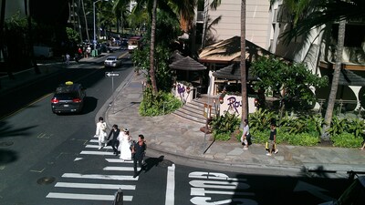 Waikiki Beach -Best Deal Ever - Best Location Few Steps from Ocean - 70'TV-King 