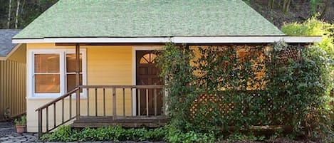 Beautiful cottage on Fitch Mountain.  Star Jasmine covered front porch.