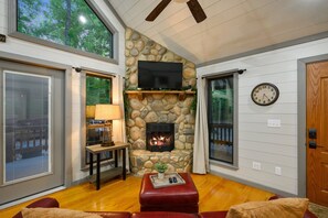 Fireplace w/seasonal fireplace
