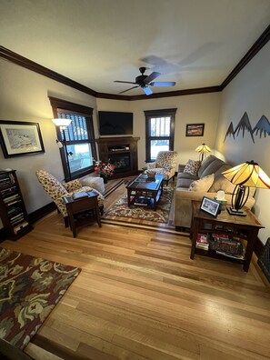 Living room w/ gas fireplace