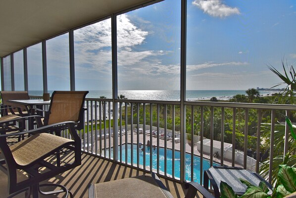 How big is this Lanai. And no buildings to obstruct my beach view. 