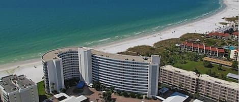 This 4th floor unit blends the long costal view and  Gentle sounds of waves.