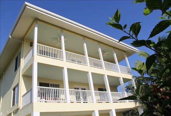 First Class building. Very Secure. Great location for a peaceful vacation.