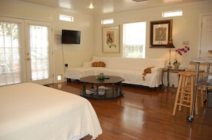 The Courtyard Cottage, an studio ample and comfortable, even for long stays.