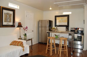 Fully equipped kitchen,  full size refrigerator, range/oven & dishwasher.