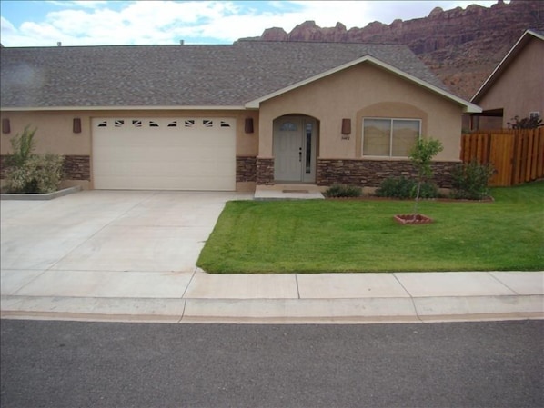 3462 Tierra Del Sol Dr. 
Beautiful Views of the Red Rock Canyon Country!