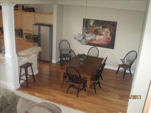 Dining Area seats up to 10