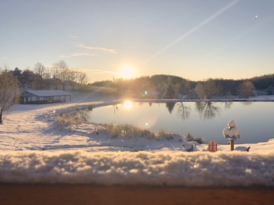 'It's Time To Unwine' HOT TUB, waterfront and viewing the BlueRidge Parkway