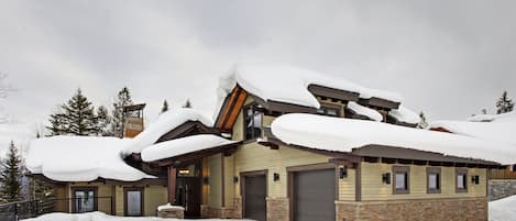 Welcome to Moose Mountain Lodge at the base of Kicking Horse Mountain Resort