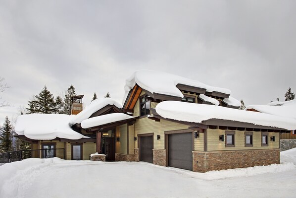 Welcome to Moose Mountain Lodge at the base of Kicking Horse Mountain Resort
