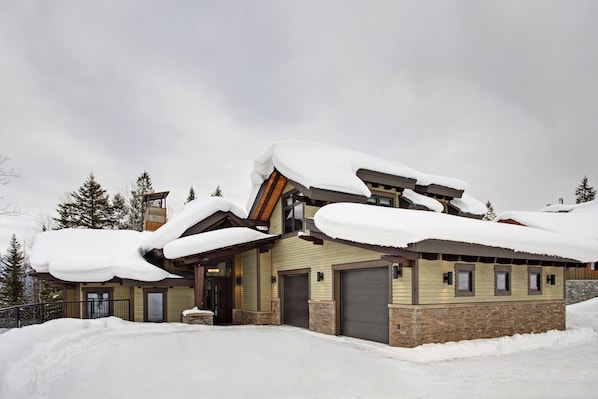 Welcome to Moose Mountain Lodge at the base of Kicking Horse Mountain Resort