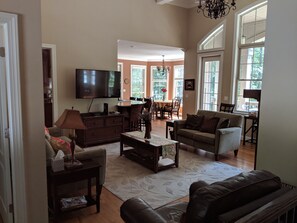 main living w/dining in rear view of pic.