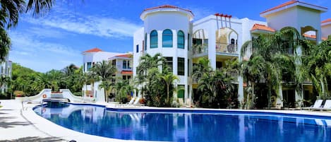 The huge pool at Paseo del Sol with jacuzzi.