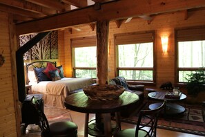 Cozy and Intimate Setting - Queen Bed with Nature View