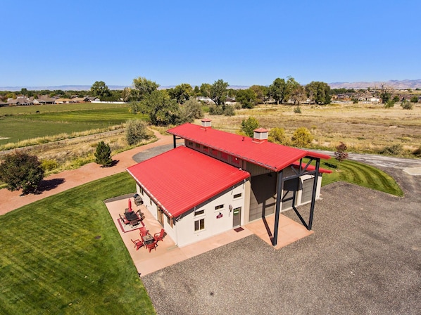 Come stay at our relaxing carriage house.