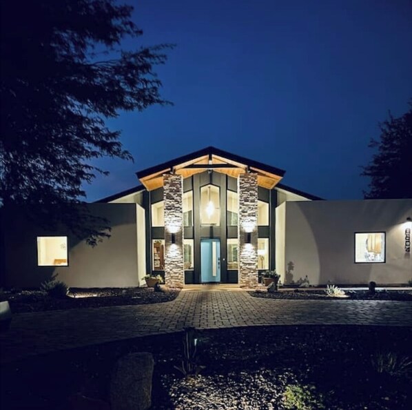 Beautiful Home in Quiet Desert Neighborhood