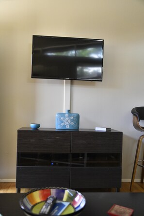 Flat screen HD TV with all the cable channels to choose from!