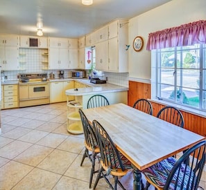 Classic Kitchen with 6 seat breakfast table