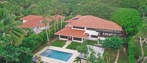 Next to Links Course Hole #2. Gazebo, BBQ, Jacuzzi, Pool, Orchids , Fruit trees
