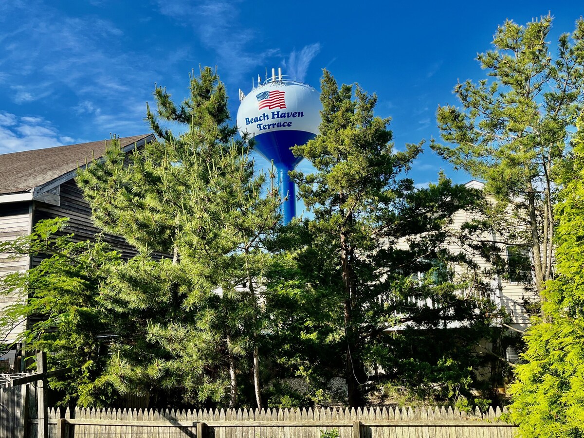 Booking Fall 2023 and Summer 2024, walk to restaurants/bars, w/Tesla Charger