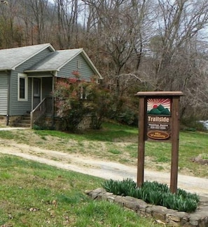 Trailside Cottage, 1940's cozy cottage,  hot tub, right on the Appalachian Trail