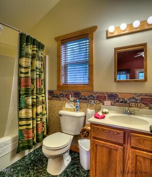 Full Bathroom with Tub/shower Combo