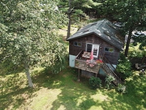 Private, wooded,  peaceful & just 
3 minutes from the center of town