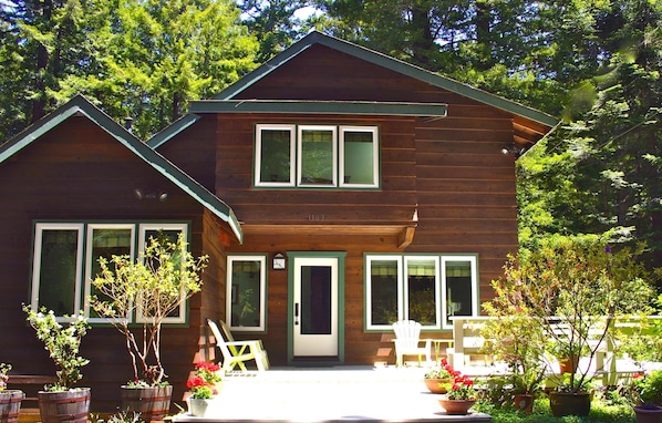 Welcome to Redwood Majic in Mendocino! Located just 1 mile from the Village.