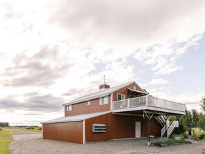 Come stay in our 2nd story, private barn loft with epic mountain views. 