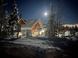 A winter wonderland perfect for a winter vacation at Kicking Horse Mountain.