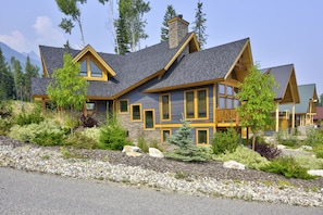 Professional landscaping, great views and a fantastic location.